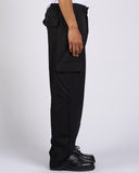 PANTALONE MORBIDO CON TASCONI, BOTTONE E LOGO METALLICO