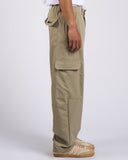 PANTALONE MORBIDO CON TASCONI, BOTTONE E LOGO METALLICO