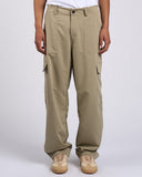 PANTALONE MORBIDO CON TASCONI, BOTTONE E LOGO METALLICO