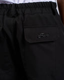 PANTALONE MORBIDO CON TASCONI, BOTTONE E LOGO METALLICO