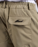 PANTALONE MORBIDO CON TASCONI, BOTTONE E LOGO METALLICO
