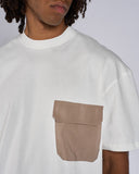 T-SHIRT CON TASCA A CONTRASTO